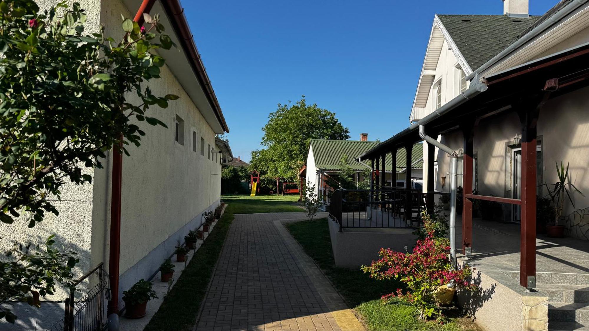 Bed and Breakfast Berta Panzió Hajdúszoboszló Exterior foto